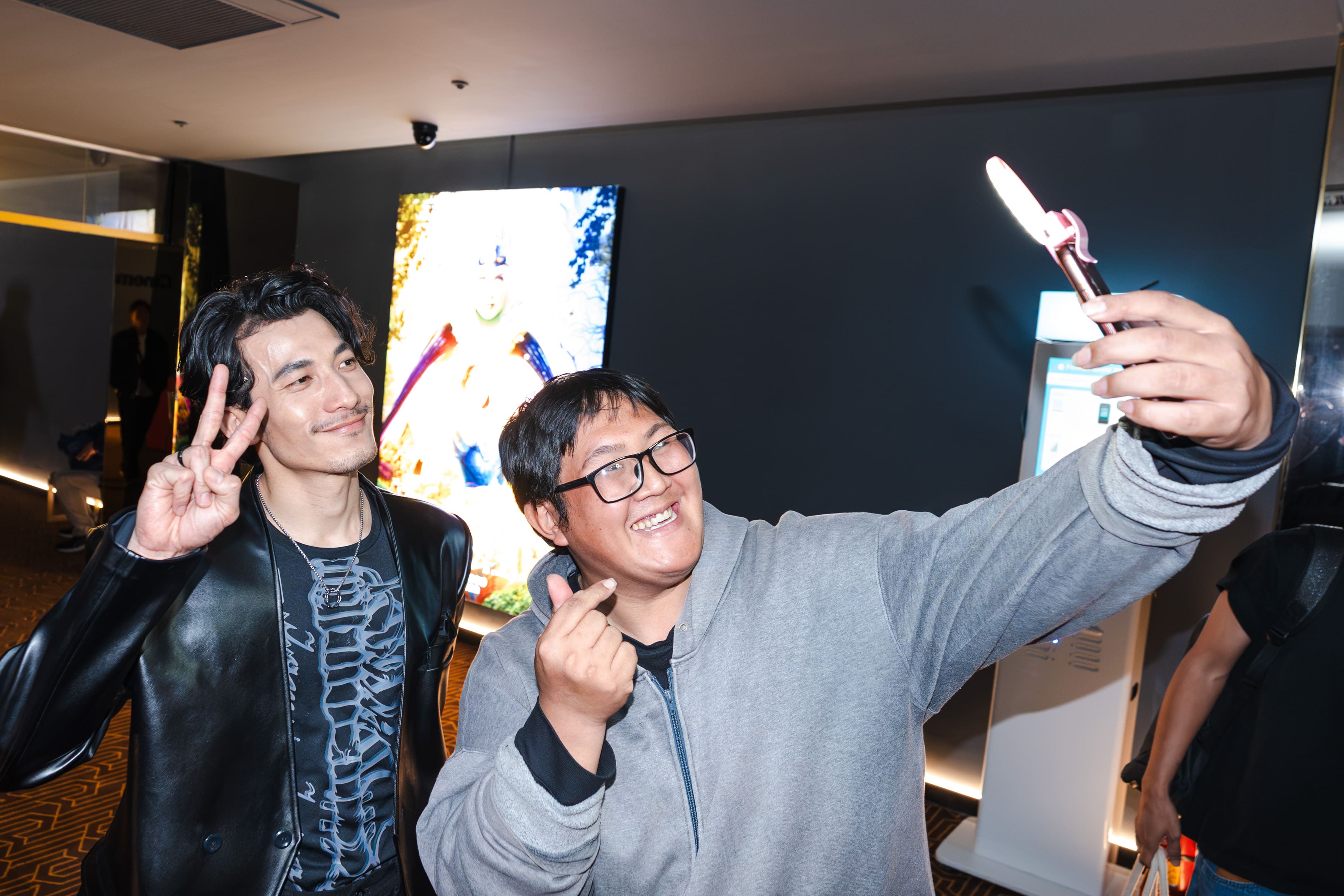 連炳發為影集到中南部宣傳，粉絲爭相與他合影。（圖／公視、中華電信、瀚草文創提供）