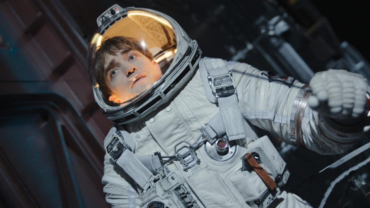 羅伯派汀森在《米奇17號》吃足苦頭。（圖／華納兄弟提供）