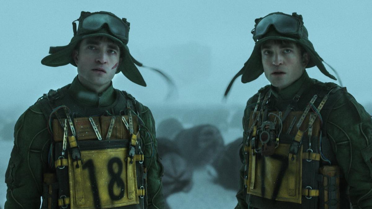 羅伯派汀森在《米奇17號》一人分飾兩角。（圖／華納兄弟提供）