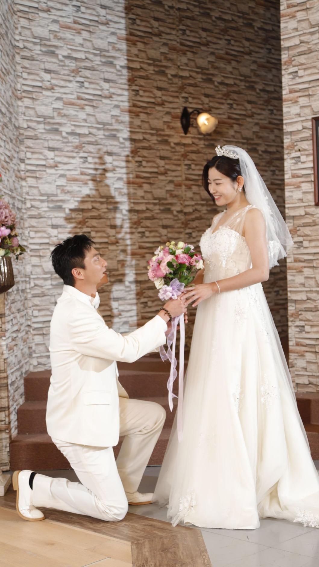 藍葦華（左）單膝下跪向米可白求婚。（圖／民視提供）