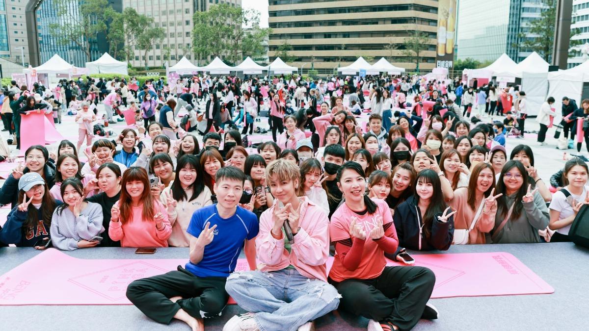 鼓鼓邀請粉絲一起做瑜伽。（圖／相信音樂提供）