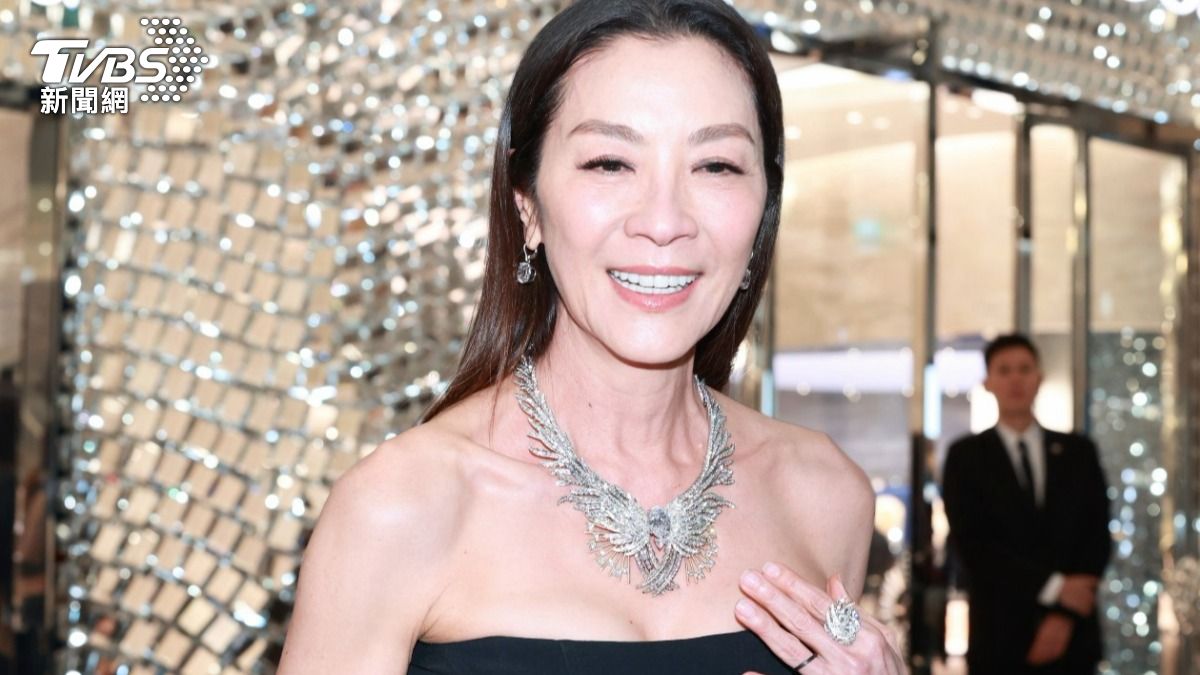 楊紫瓊特意走近鏡頭秀珠寶。（圖／趙世平攝）