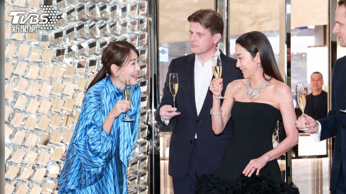 賈永婕、楊紫瓊共飲香檳慶祝開幕。（圖／趙世平攝）