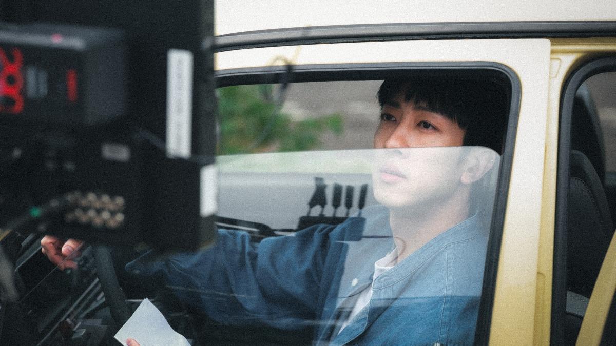 張哲偉拍攝時不斷讓車子熄火，被陳峻廷調侃：「你再練一下吧！」（圖／浩翰宇宙無限工作室提供）