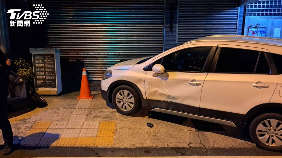 停放在路旁的白色轎車遭大力撞擊。（圖／TVBS）