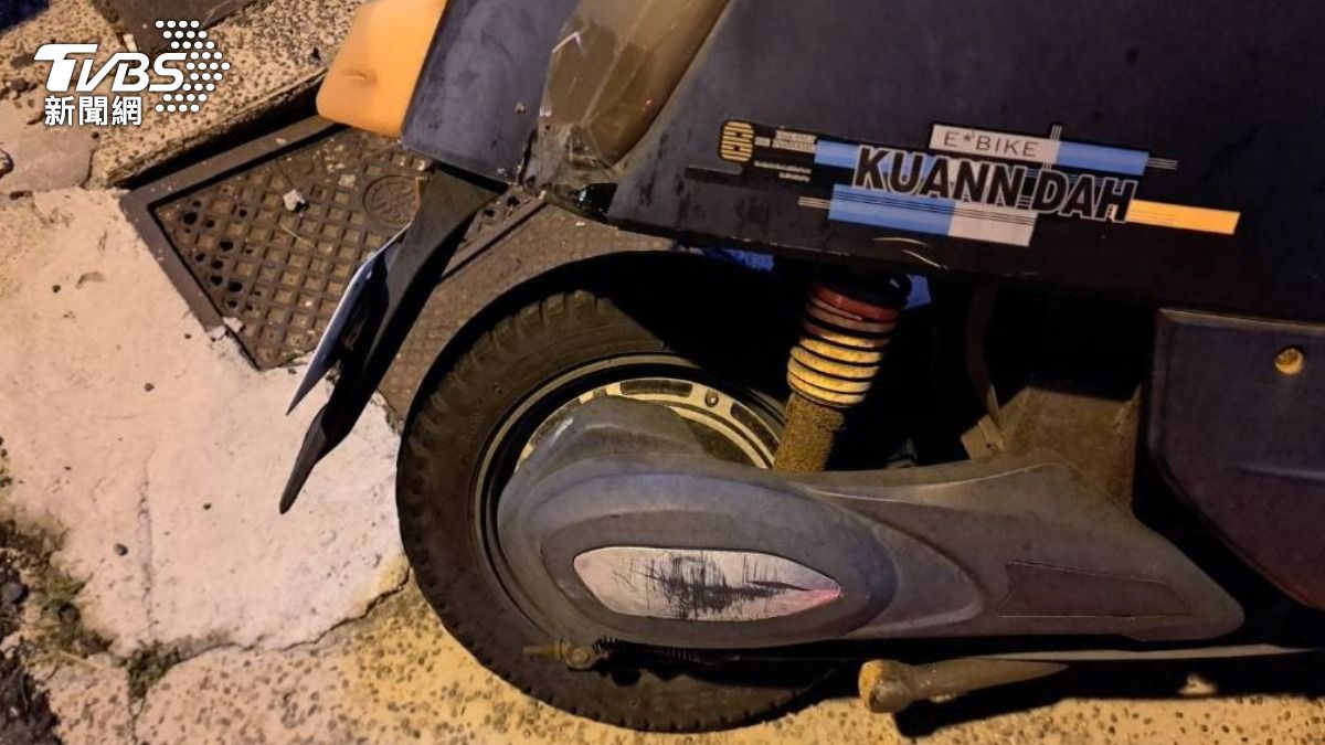 肇事車輛在左轉過程中，再度撞擊停在一旁的機車。（圖／TVBS）