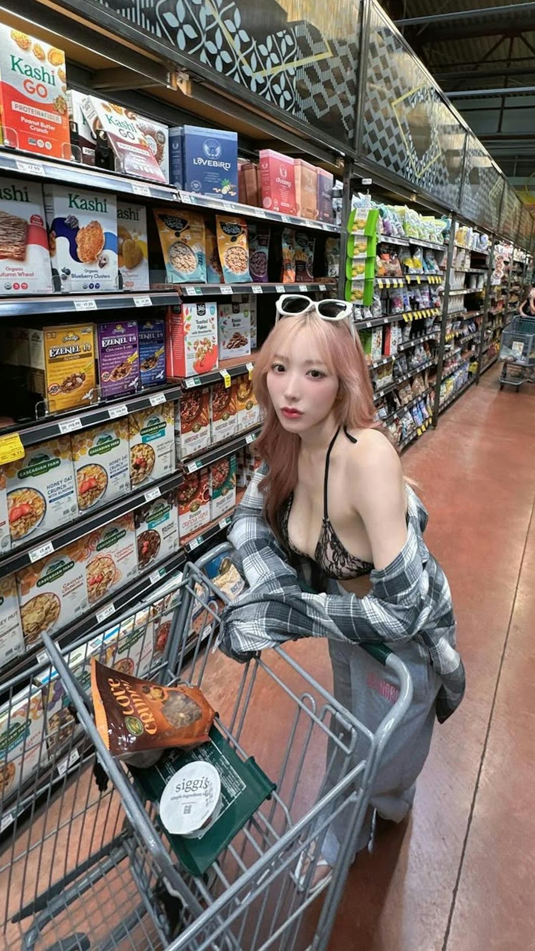 小宵虎南穿黑色蕾絲內衣逛超市。（圖／翻攝自小宵虎南IG）