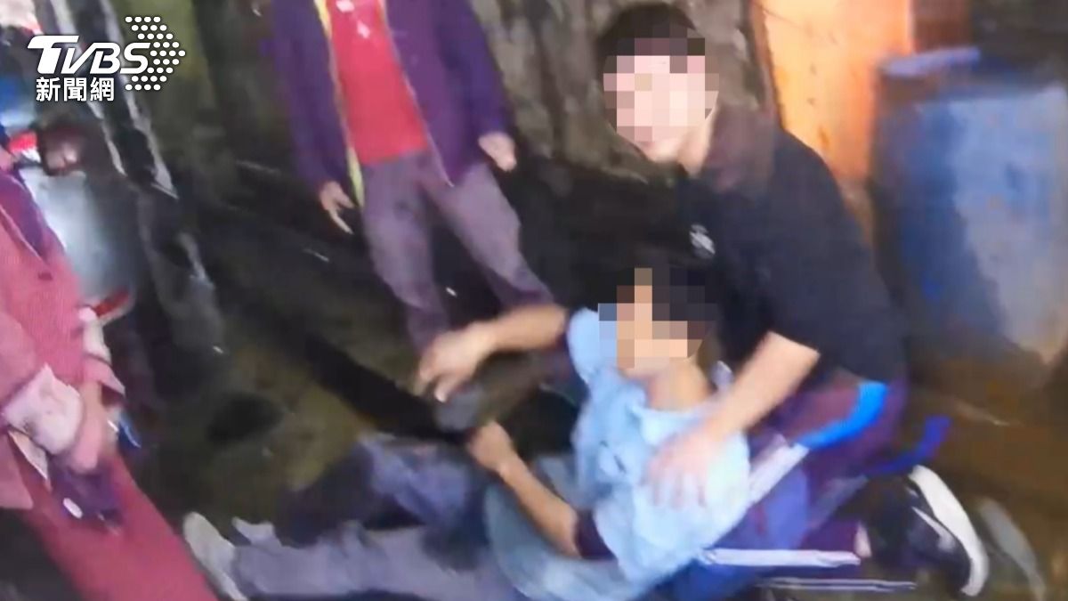 洗車的員工右小腿變形、右大腿擦傷。（圖／TVBS）