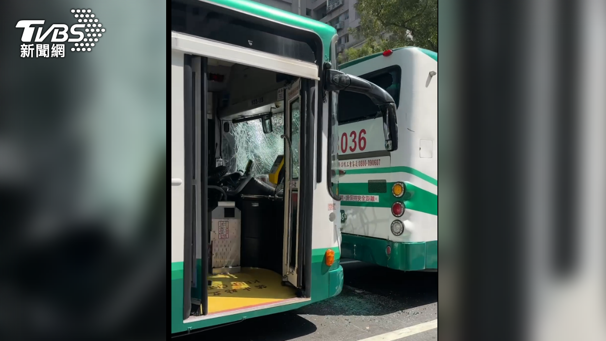 兩公車追撞。（圖／翻攝自網路）