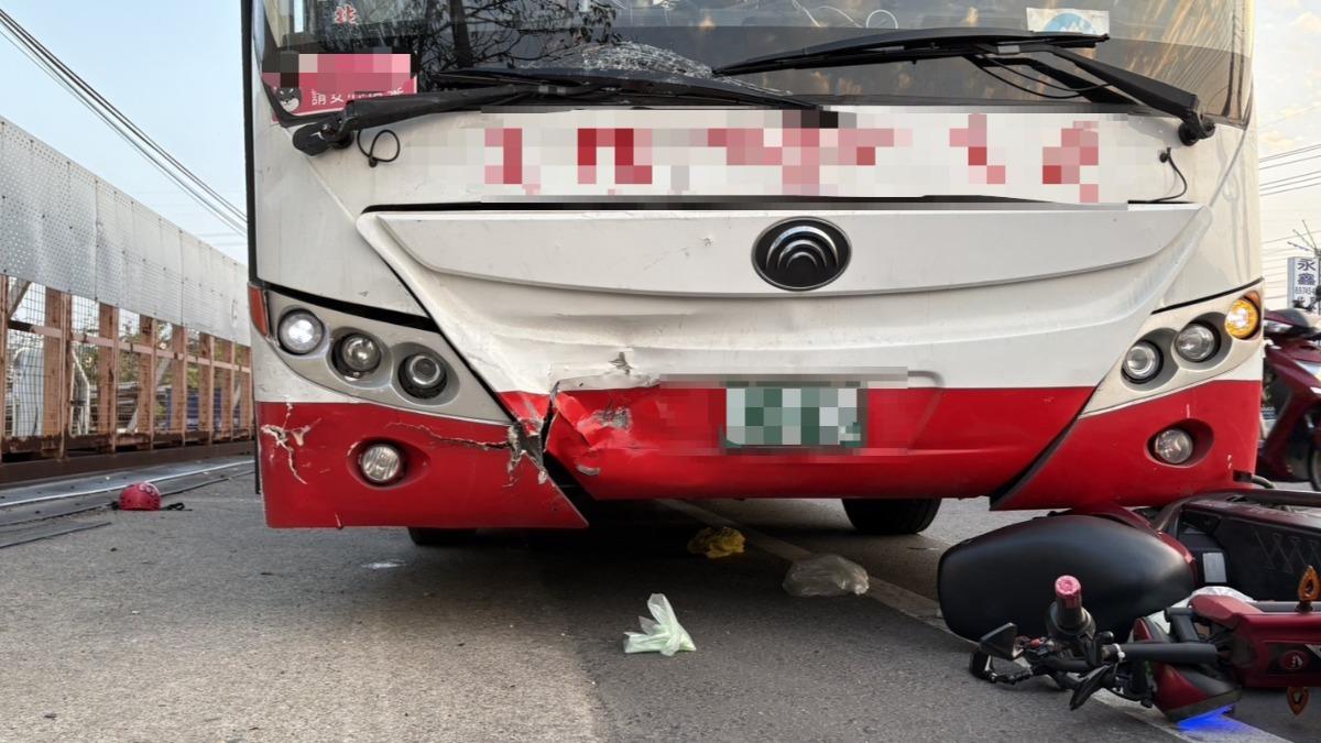 女騎士捲公車底「胸部重創」沒了呼吸心跳。（圖／民眾提供）