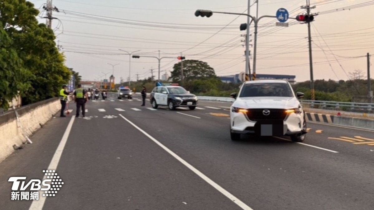公車追撞前方60歲王男的小客車，再滑行撞上微電車。（圖／TVBS）