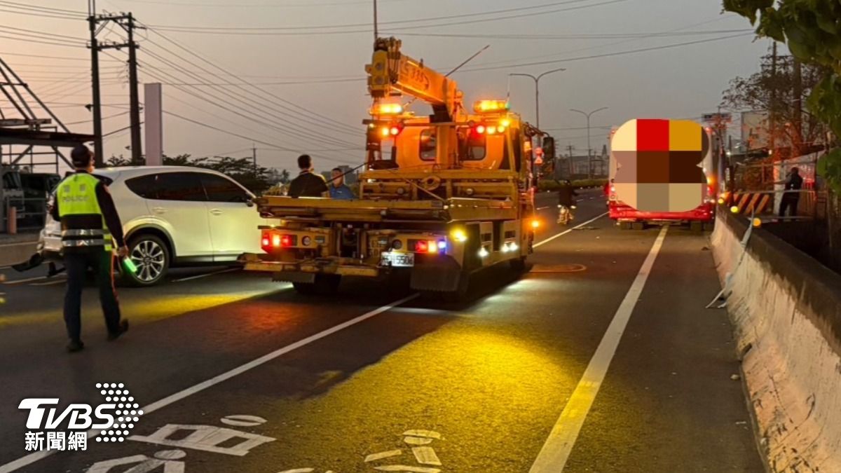 公車駕駛鍾男沿中山路南往北行駛發生事故。（圖／TVBS）