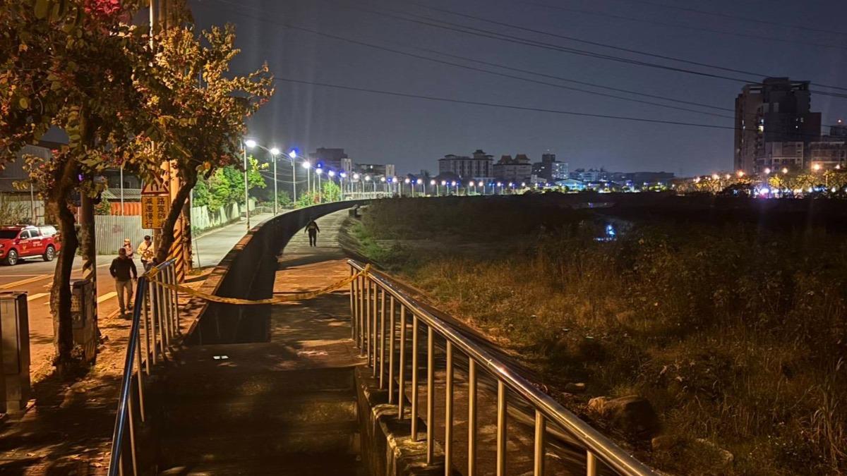 台中太平區廍子溪畔旁河堤有男子全身燃燒。（圖／民眾提供）