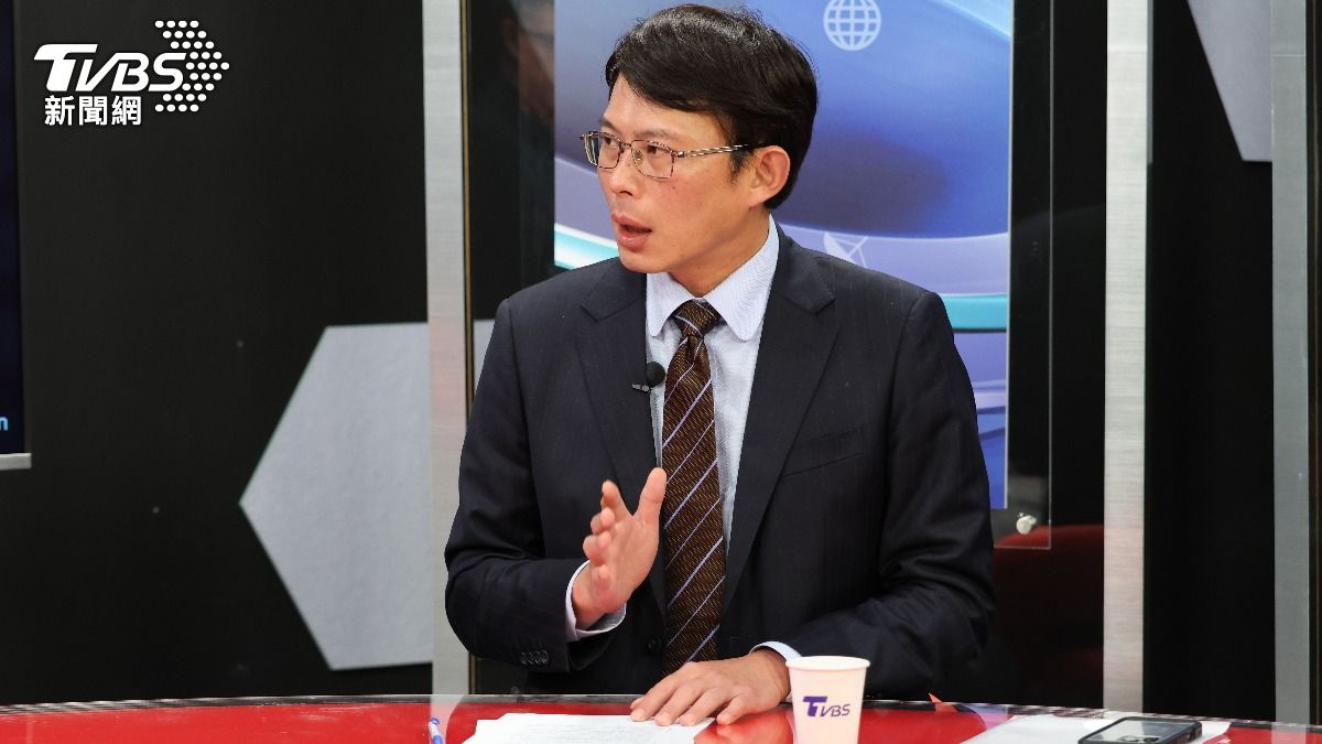 黃國昌昨（11）日接受TVBS新聞網節目《政治一點明》主持人樊啓明專訪。（圖／潘建樺攝）