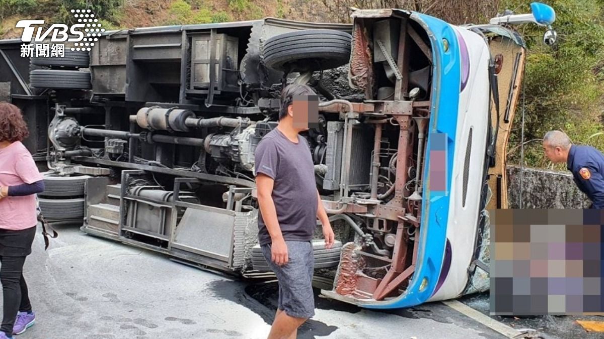 南投縣奧萬大2020年11月發生一起驚悚的遊覽車翻覆車禍，釀成1死、20人輕重傷。（圖／TVBS）