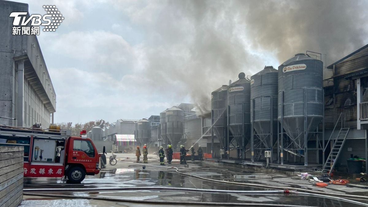 屏東大武山牧場養雞場火警。（圖／TVBS）