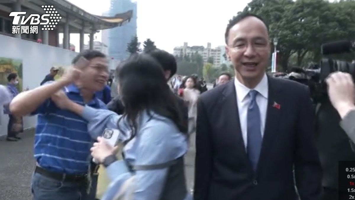 朱立倫前往致祭孫中山，途中遇到男子當面嗆聲。（圖／TVBS）