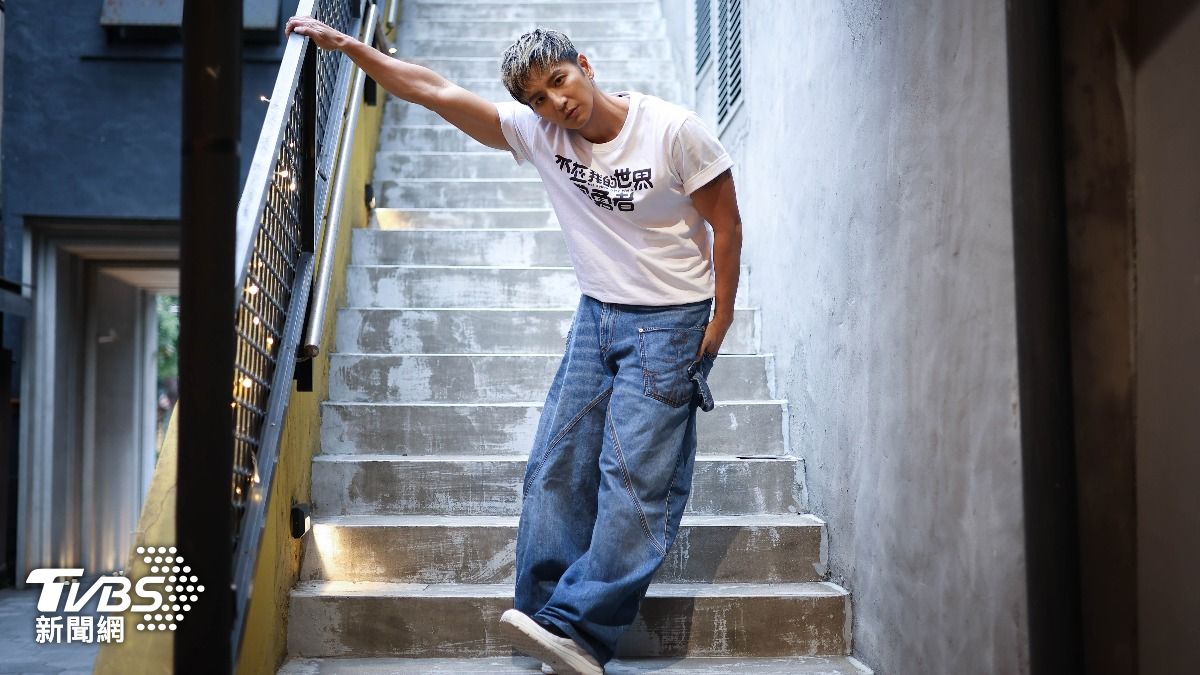 楊奇煜20年來受僵直性脊椎炎所苦。（圖／張哲鳴攝）