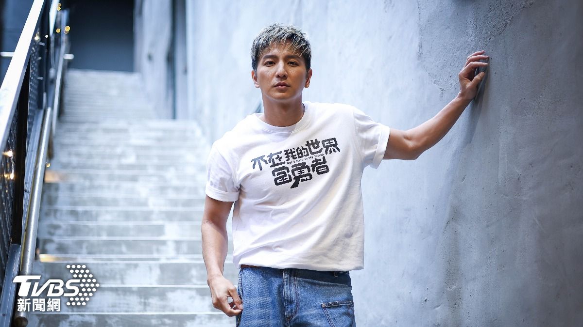 楊奇煜宣布將把衣服一件一件穿回。（圖／張哲鳴攝）