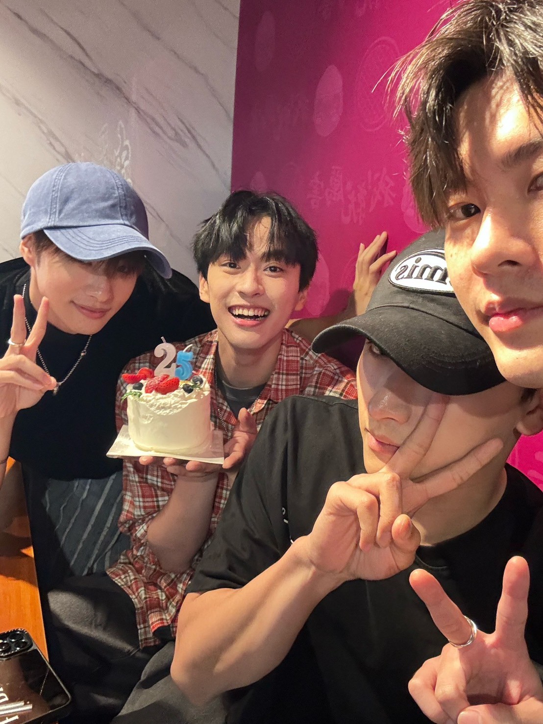 朴靖恆、徐瑋澤、毛祁生、張家陞一起吃生日蛋糕。（圖／LINE TV提供）