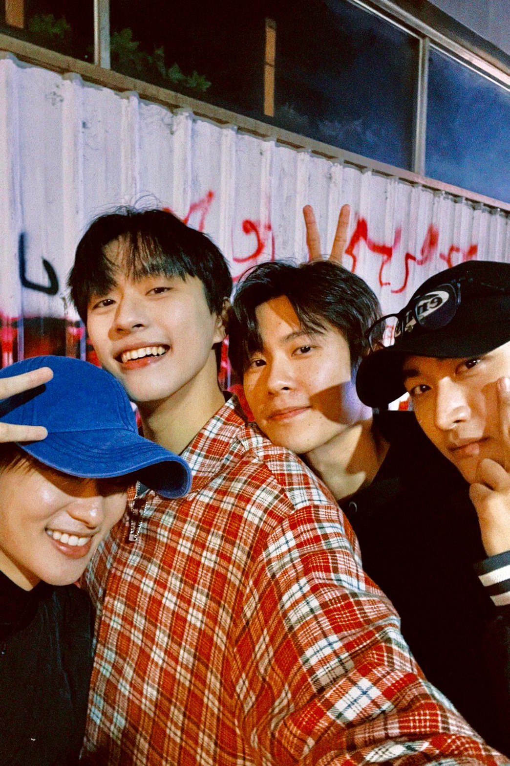 朴靖恆、徐瑋澤、張家陞、毛祁生相約吃燒肉過生日。（圖／LINE TV提供）