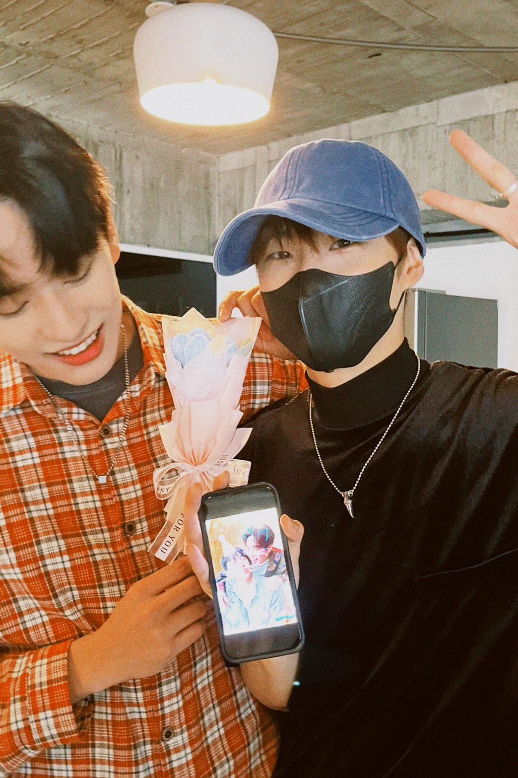 朴靖恆（右）驚喜現身替徐瑋澤慶生，還送上小禮物。（圖／LINE TV提供）