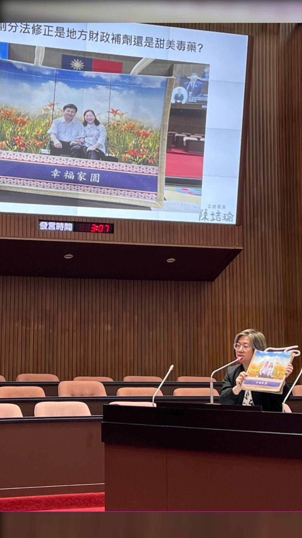 陳培瑜當場拿出花蓮縣府的竹編袋。（圖／翻攝自陳培瑜臉書）