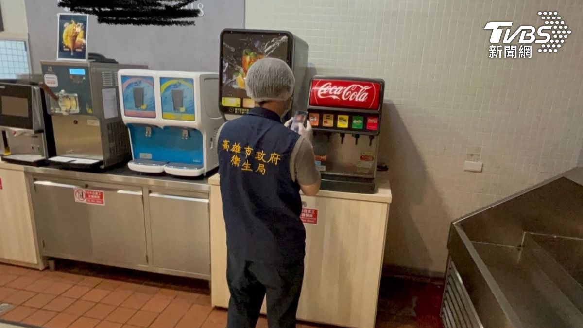 高雄市衛生局前往稽查，發現店內多項疏失。（圖／TVBS）