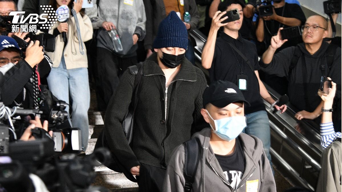 王大陸穿著全身毛衣正式入伍。（圖／胡瑞麒攝）