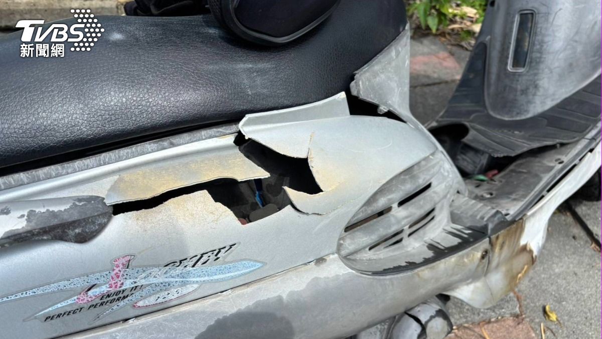 機車車殼破裂。（圖／TVBS）