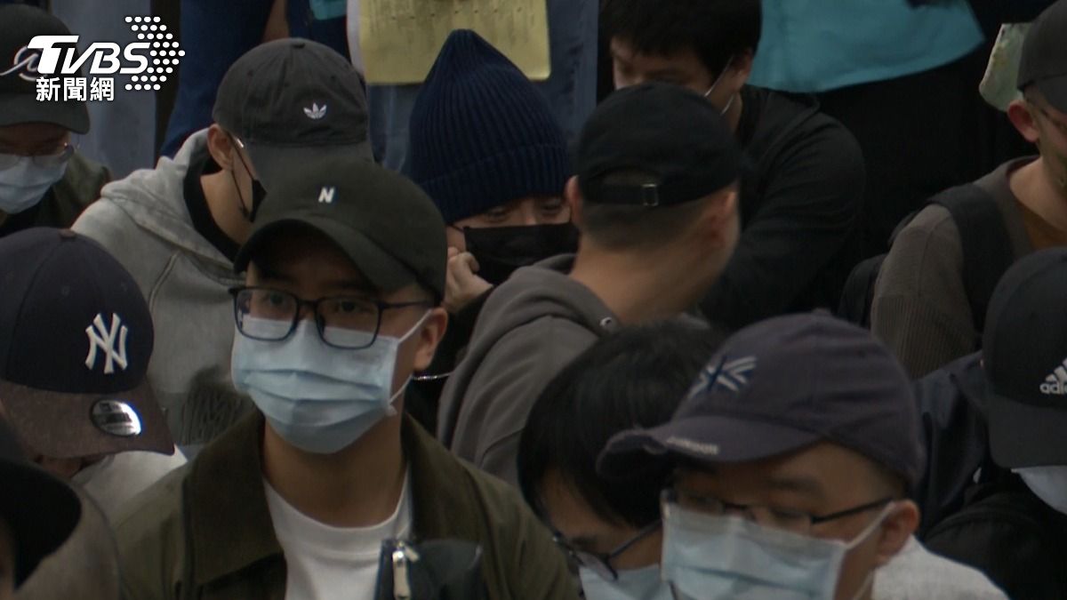 王大陸與前方同袍互動。（圖／黃城碩攝）