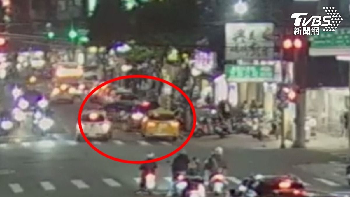 因後方紅線停有一台計程車導致謝男停車困難。（圖／TVBS）