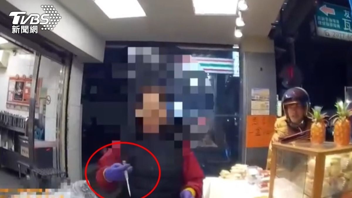 熱心民眾保管折疊刀。（圖／TVBS）