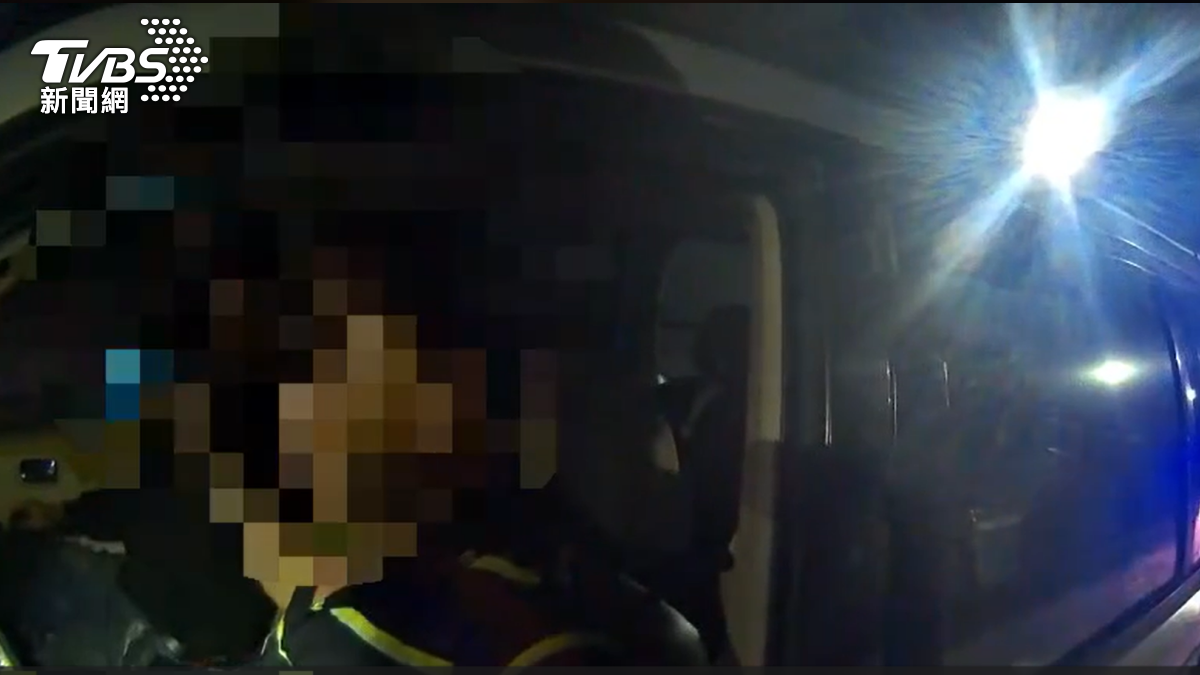 行跡可疑的駕駛遭警方攔查。（圖／TVBS）