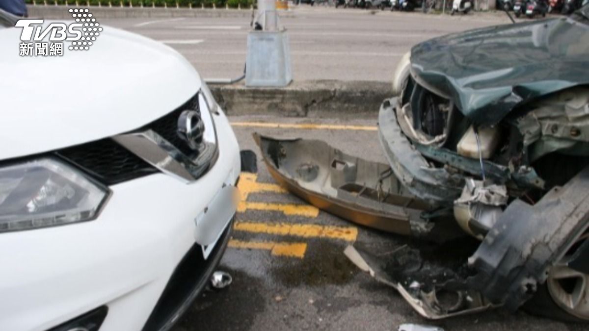兩車車頭嚴重毀損。（圖／TVBS）