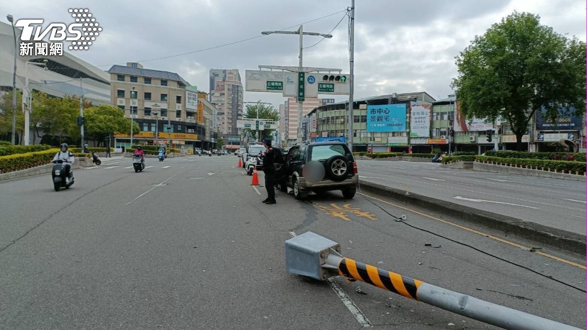 兩支路燈倒下。（圖／TVBS）