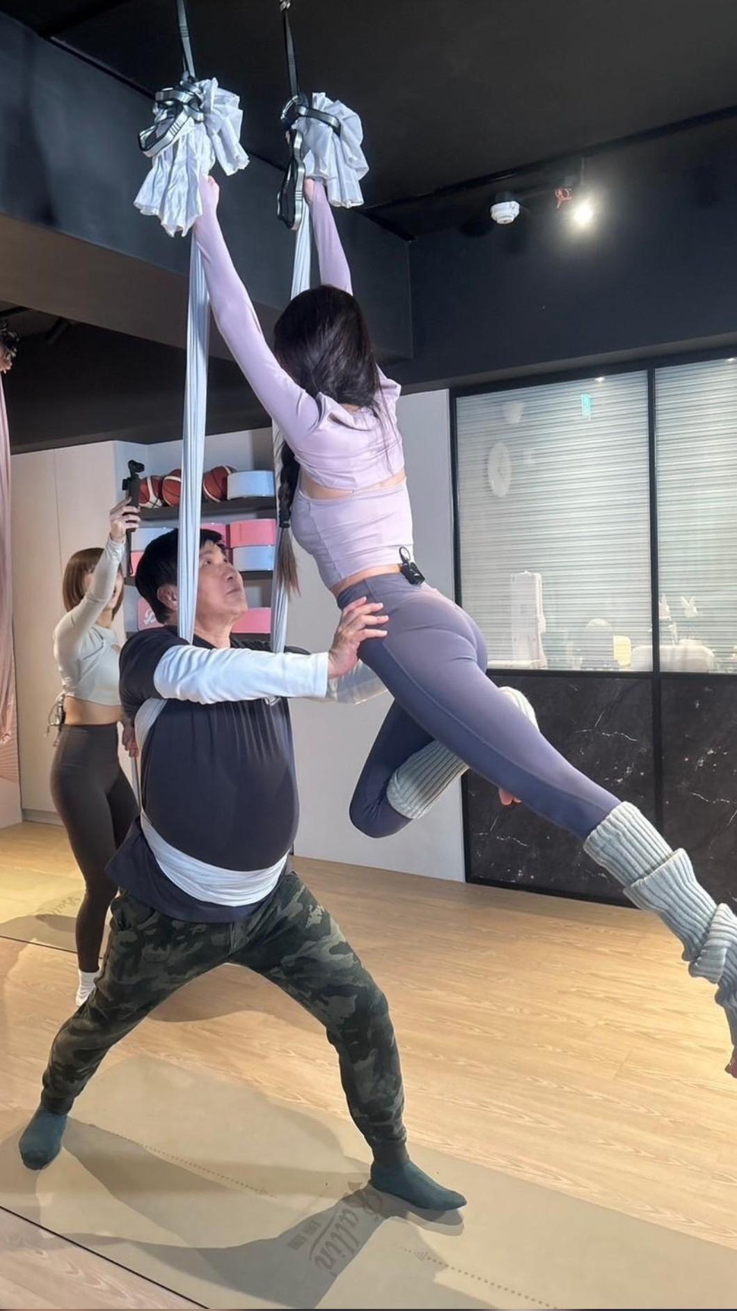 胡瓜和林襄空中瑜珈。（圖／下面一未提供）