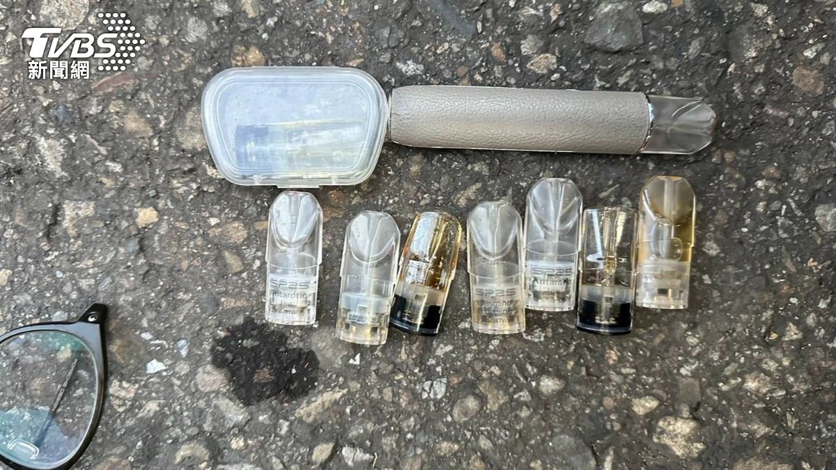 該名駕駛身上掉出喪屍煙彈。（圖／TVBS）