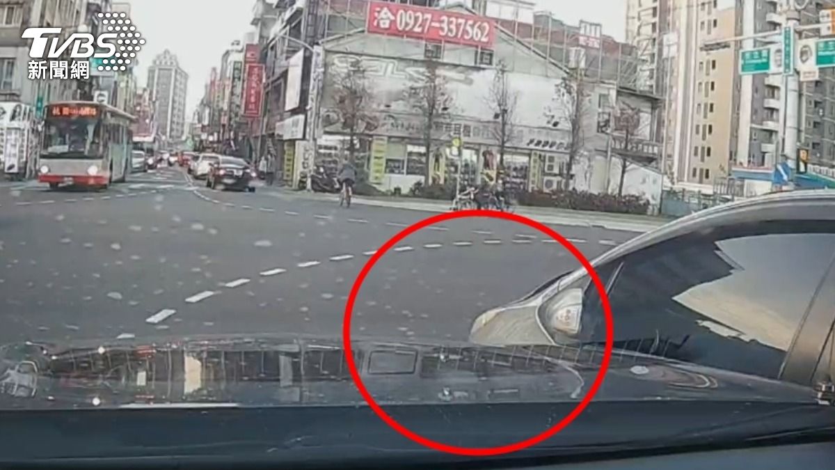 男駕駛囂張衝撞警車，加速逃逸。（圖／TVBS）