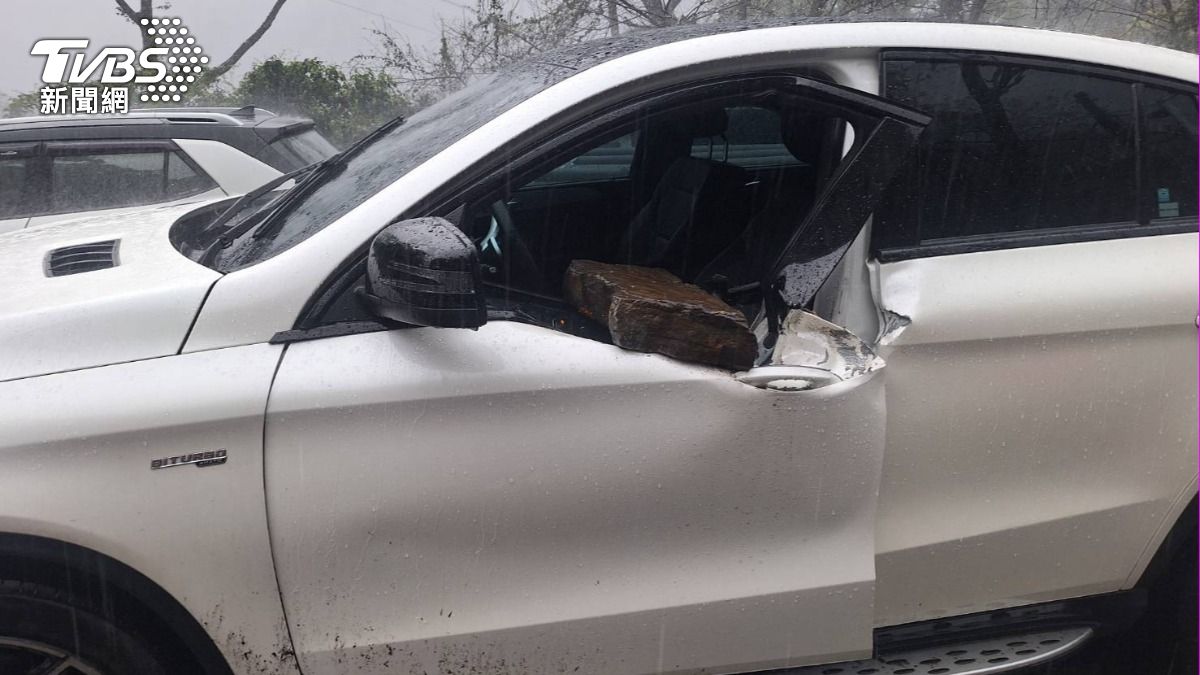 落石命中駕駛座。（圖／TVBS）
