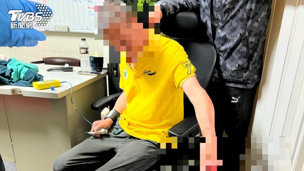 男駕駛渾身是血。（圖／TVBS）