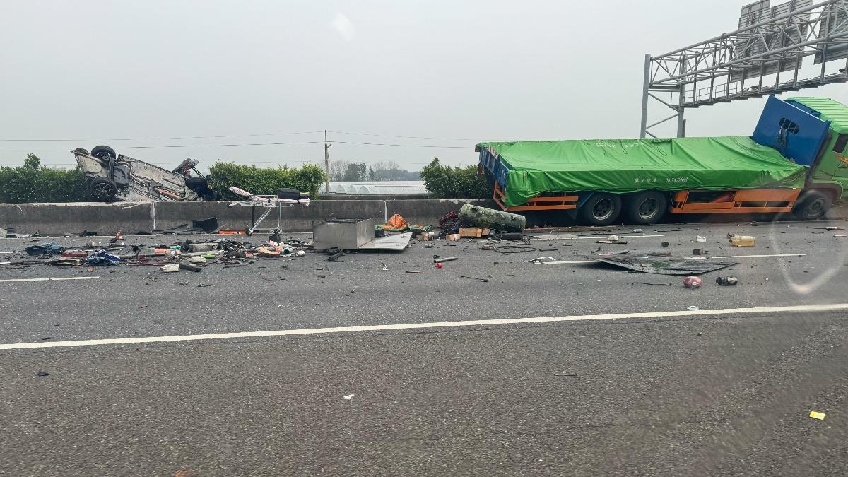 現場車輛零件被撞碎撒滿地，車輛翻下邊坡。（圖／翻攝自記者爆料網）