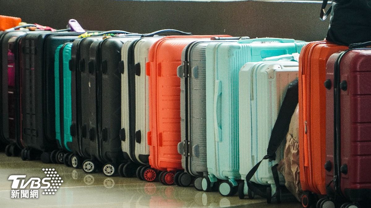 機場航空公司都有行李重量與安全限制，若有疑慮的行李箱會廣播通知當事人檢查。（示意圖／達志影像Shutterstock）