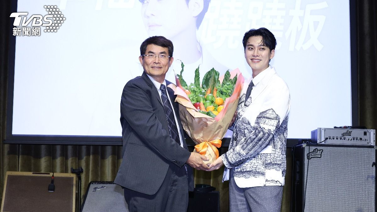 波蜜副總特地送花給李唯楓。（圖／張哲鳴攝）