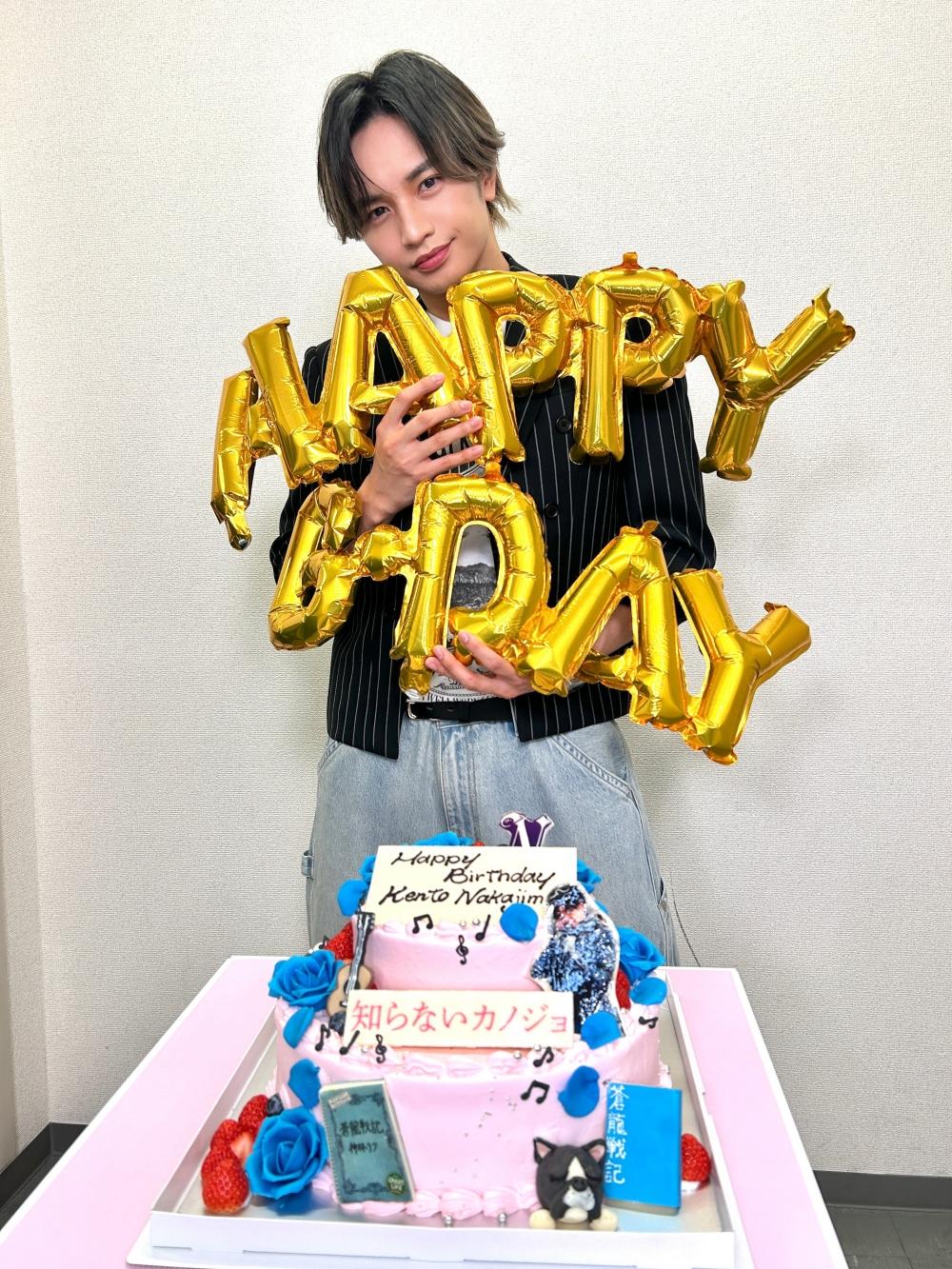 電影劇組為中島健人慶生。（圖／翻攝自shiranai_kanojo推特）