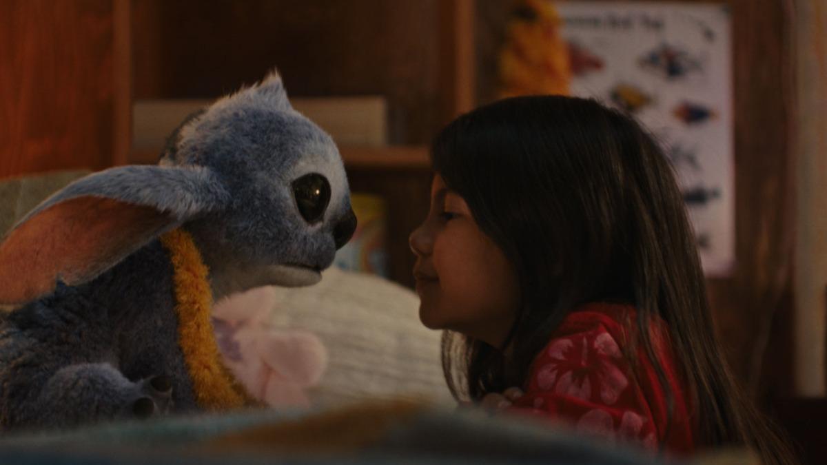 史迪奇與小女孩成為莫逆之交。（圖／迪士尼提供）