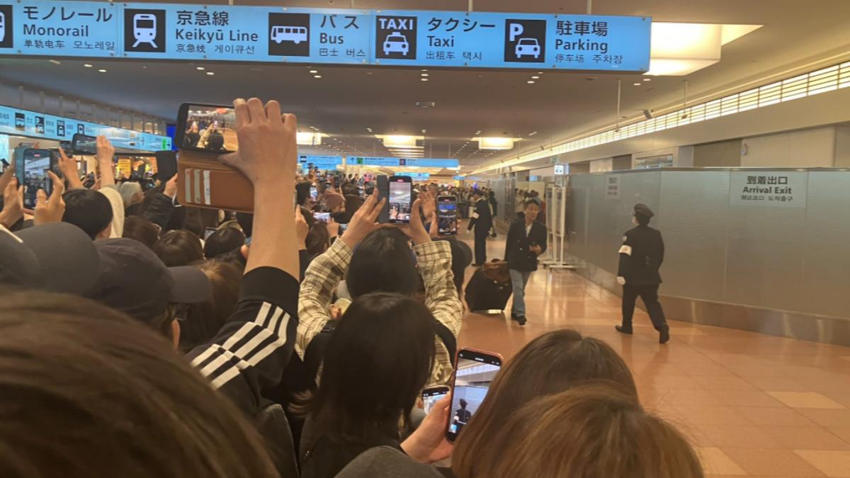 約500位球迷在羽田機場等候道奇隊球星。（圖／翻攝自Ｘ＠kokoroha_shonai）