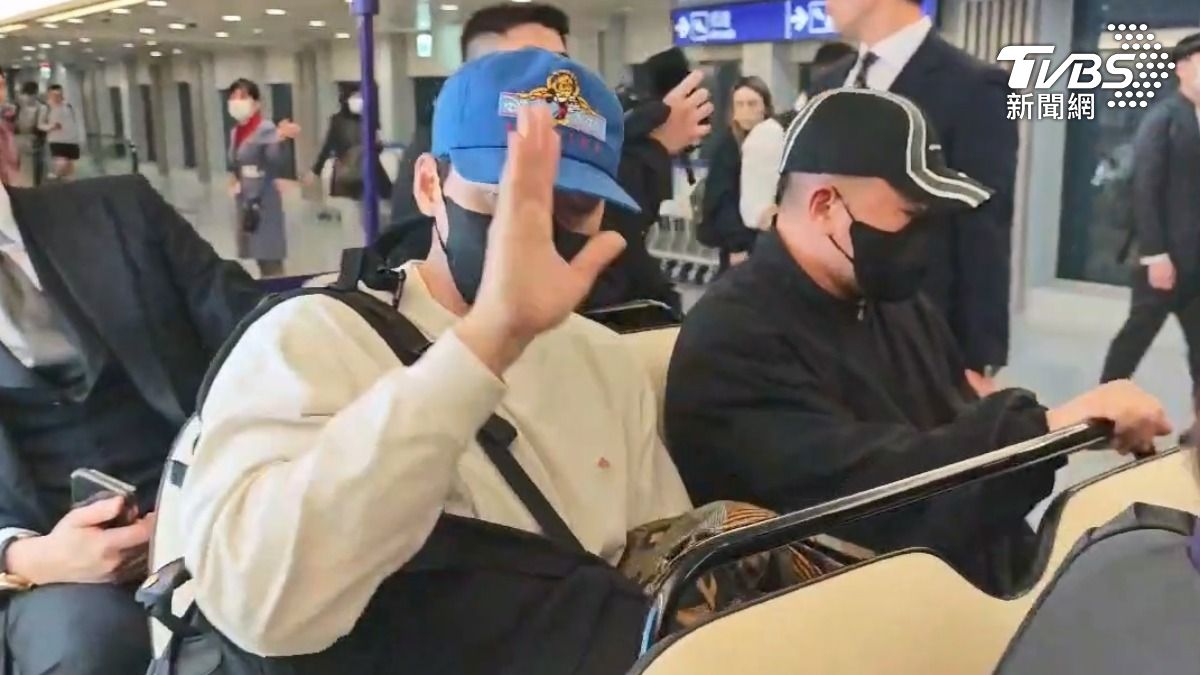 看到媒體問候，玄彬揮手回應。（圖／TVBS）