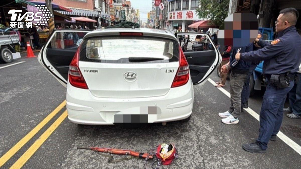 台中東勢通緝犯車輛，查出槍支與毒品吸食器。（圖／TVBS）