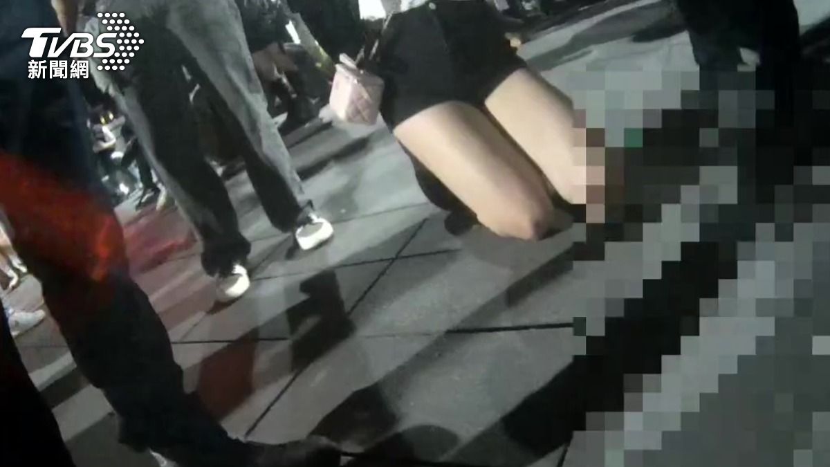 女子見男伴遭警方壓制伴跪在一旁求情。（圖／TVBS）